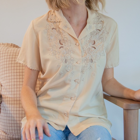 1950s Vintage Hand Embroidered Short Sleeve Blouse - Picture 4 of 13